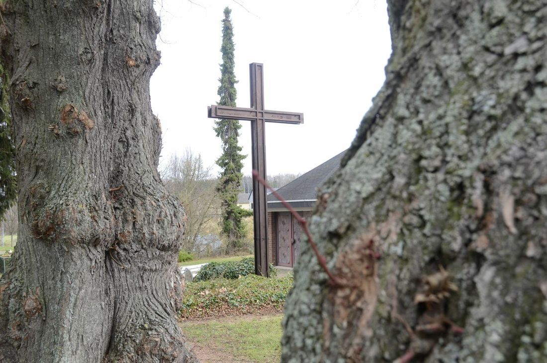 Der letzte Wunsch der Verstorbenen war ein Urnenbegräbnis in Satzvey, stattdessen wurde sie in Strempt begraben.