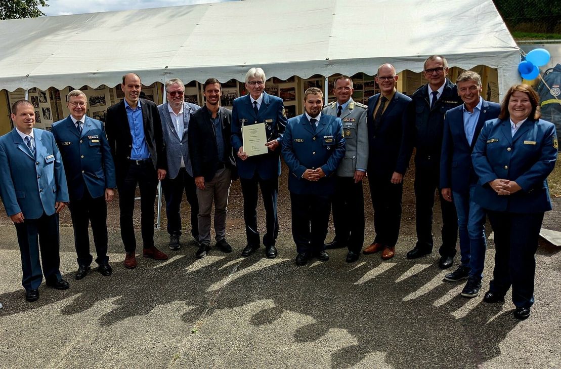 V.l.n.r.: Carsten Schneider (2. Vorsitzender des Vereins der Helfer, Freunde und Förderer des THW Simmern e.V.), Frank Schulze (stv. THW Landessprecher für RLP), Volker Boch (Landrat Rhein-Hunsrück-Kreis), Klaus Gewehr (3. Beigeordneter der VG Kirchberg), Tobias Vogt (MdL), Wolfgang König (ehem. Orts- und Kreisbeauftragter OV Simmern), Max Westermayer (Ortsbeauftragter THW OV Simmern), Oberstleutnant Kristian B. Schaum, Christian Keimer (Bürgermeister VG Kastellaun), Stefan Bohnenberger (Brand- und Katastrophenschutzinspekteur Rhein-Hunsrück-Kreis), Michael Boos (Bürgermeister VG Simmern-Rheinböllen), Martina Euler (Leiterin THW Regionalstelle Bad Kreuznach).