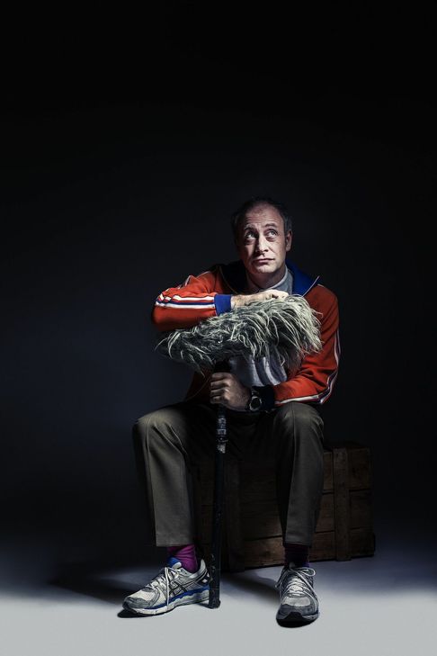 Markenzeichen von Alfons: Mikrofon mit Riesenpuschel, orangefarbene Trainingsjacke. Foto: Guido Werner