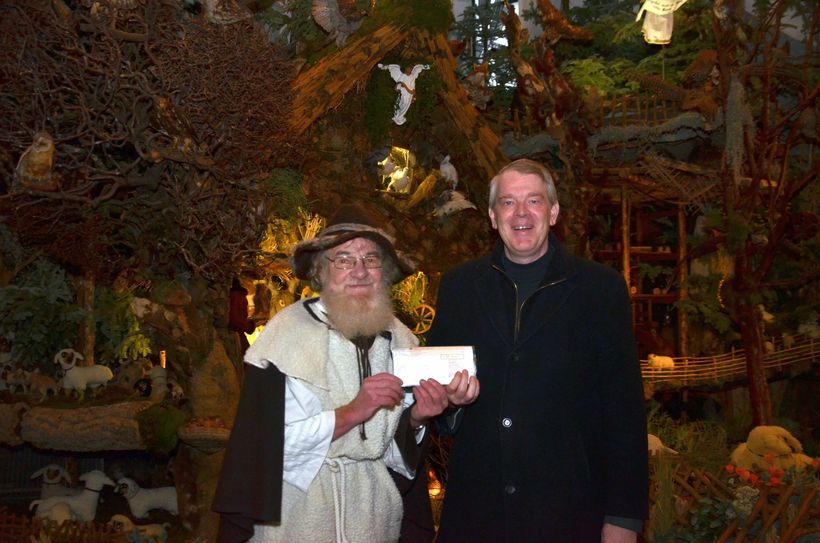 WochenSpiegel-Verlagsleiter Alexander Lenders (r.) überreichte dem »singenden Hirten«, Reiner Jakobs, einen Scheck. Foto: T. Förster