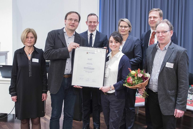 Freuen sich über die Auszeichnung als MINT-Nationalparkregion (v. l.): Jurysprecherin Prof. Gabriele Hornung, Prof. Naumann, Wirtschaftsminister Wissing, Lara Hoffmann (UCB), Bildungsministerin Hubig, Christian Hingst (Wissenschaftsministerium) sowie Prof. Gollmer Foto: Peter Pulkowski