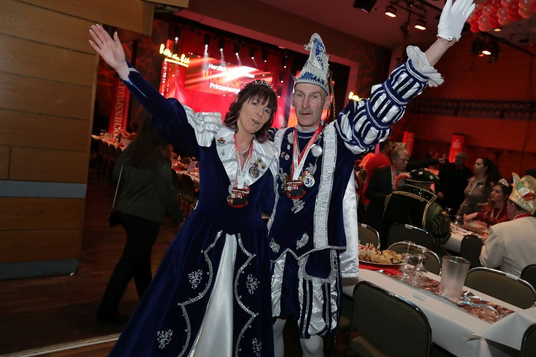 3 X C am See Klausen: Prinzessin Sandra I. von der Hohensonne, Herrin der Dukes Dynastie & Prinz Jürgen II. von Zeltingen und Rachtig, aus weichem Holz geschnitzt