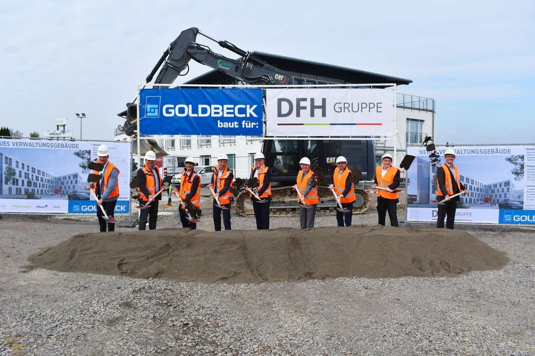 Gemeinsam mit Bernhard Scholtes (Sprecher des Vorstands), Angel Sivinov (Mitglied des Vorstands), Christian Schneider (Geschäftsführer), Frank Meckmann (Konzernjustiziar und Mitglied der Geschäftsleitung) und Helmut Strauß (Leiter Betriebsplanung und Betriebstechnik) als Vertreter der DFH GRUPPE griffen auch Thomas Meurer (1. Beigeordneter der Verbandsgemeinde Simmern-Rheinböllen), Dr. Andreas Nikolay (Bürgermeister Stadt Simmern), Volker Hiebel (Inhaber Architekturbüro Hiebel) und Sascha Schöneberg (Projektleiter GOLDBECK) zum Spaten und läuteten damit gemeinschaftlich den Baubeginn ein. (Foto: Bender)