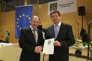 Michael Hülpes (rechts) übergibt seine Bürgermeister-Aufgaben nach 16-jähriger Amtszeit an Hartmut Heck. Foto: Fischer