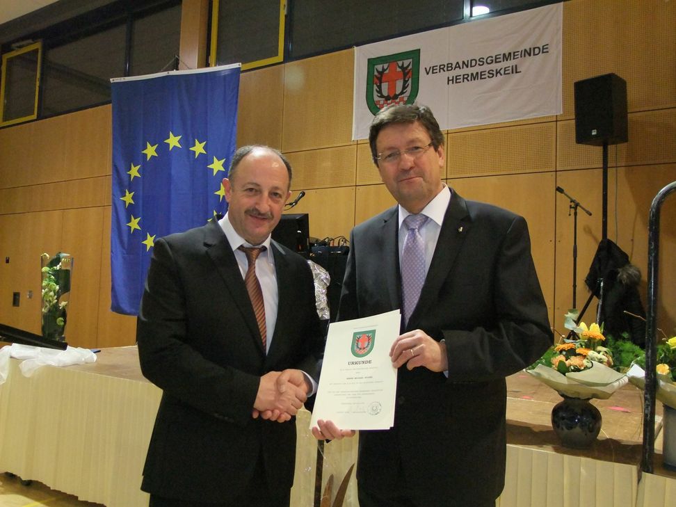 Michael Hülpes (rechts) übergibt seine Bürgermeister-Aufgaben nach 16-jähriger Amtszeit an Hartmut Heck. Foto: Fischer