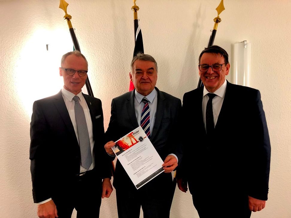 Die Bürgermeister zweier betroffener Eifelgemeinden Karl-Heinz Hermanns (l.) und Axel Buch (r.) stellten Innenminister Reul ihre Initiative gegen Motorradlärm Silent Rider vor.