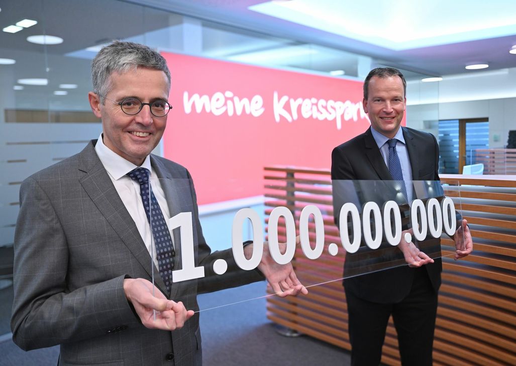 KSK-Vorstandsvorsitzender Karl-Josef Esch und sein Vorstandskollege Christoph Weitzel freuen sich über das Erreichen der symbolischen Schallmauer von 1 Mrd. Euro bei den privaten Darlehen bei der Kreissparkasse Mayen. Foto: KSK Mayen / Ralph Künzel