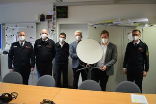 Thomas Smarsly (v.li.), Markus Neuburg, Yannick Haas, Alfred Jaax (Erster Beigeordneter Stadt Euskirchen),  Landrat Markus Ramers und Martin Fehrmann (Leiter Gefahrenabwehr Kreis Euskirchen) stellten das Starlink-System vor.