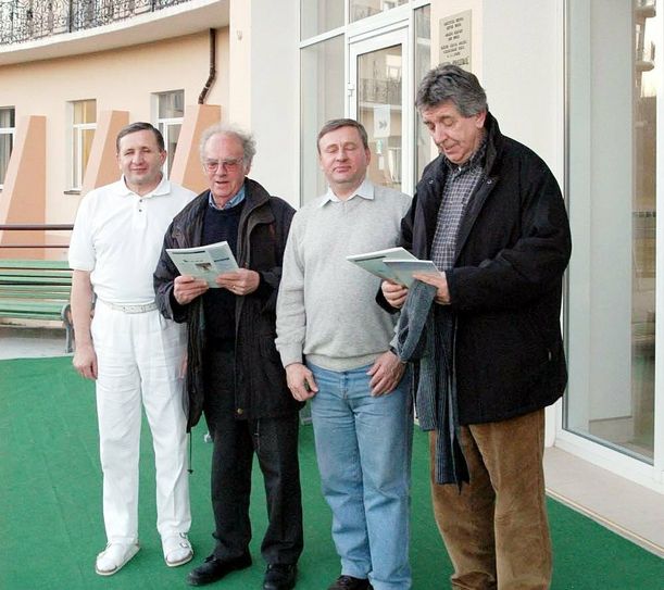 In der modernen Kozijavkin-Klinik in Truskavetz in der Ukraine wurden mehrere Kinder aus der Eifel von dem weltbekannten Professor Vladimyr Kozijavkin behandelt.  Vize-Direktor Stepan Gordijewytsch (li.) und der Reflexologe Nikolaj Kasjanenko (re.) 2004 in einem Vorgespräch mit Willi Greuel und dem inzwischen verstorbenen Kurt Engels.