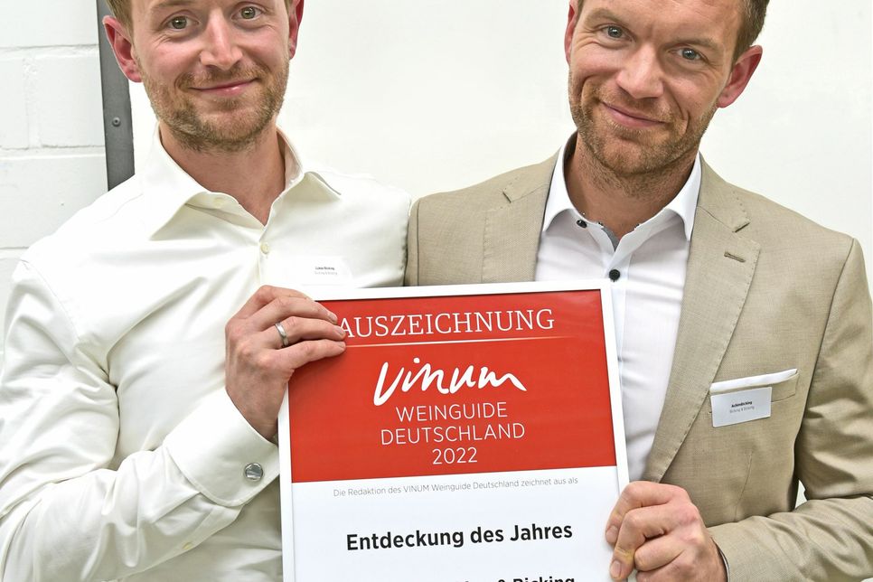 Die Bicking-Brüder Lukas (l.) und Achim freuen sich über ihre Auszeichnung durch den Vinum Weinguide als „Entdeckung des Jahres“. Foto: Norbert Krupp