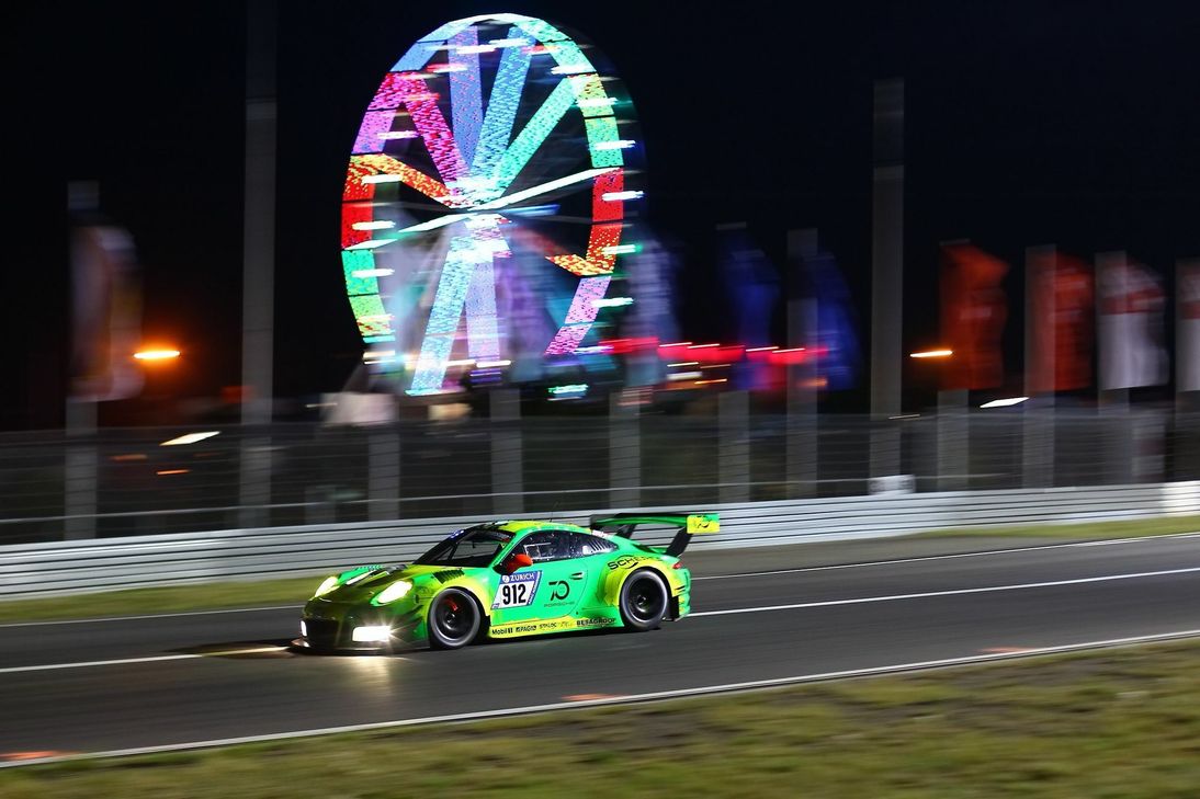 In der Nacht bot der Manthey-Porsche #912 vor dem beleuchteten Riesenrad ein tolles Bild. Fotos: H.Elis/RACEPIX.eu