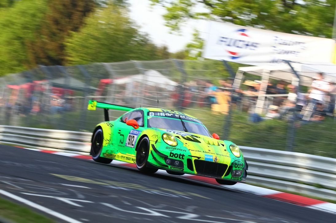 Der Porsche 911 GT3 #912 von Manthey Racing flog nahezu zum Sieg.