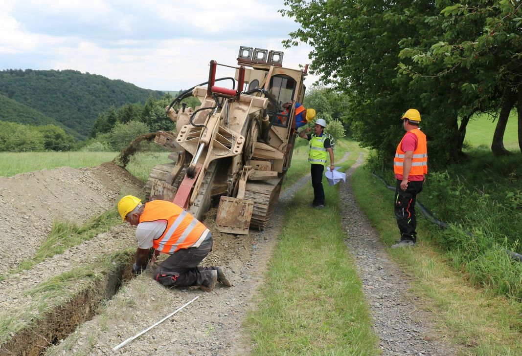 Klaus Bühl, Netzplaner beim OIE-Verteilnetzbetreiber Westnetz, und der Kollege der Dienstleistungsfirma, besprechen das weitere Vorgehen.