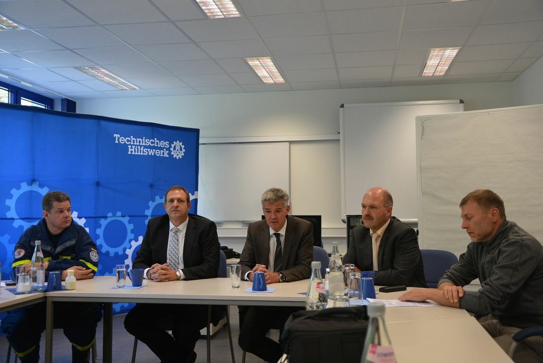 Von links: Roman Hartrampf, Ortsbeauftragter des THW Idar-Oberstein, OB Frank Frühauf, Landrat Dr. Matthias Schneider, Bürgermeister Friedrich Marx und der St. Wendeler Amtsarzt Andreas Kramer bei der Pressekonferenz heute Vormittag