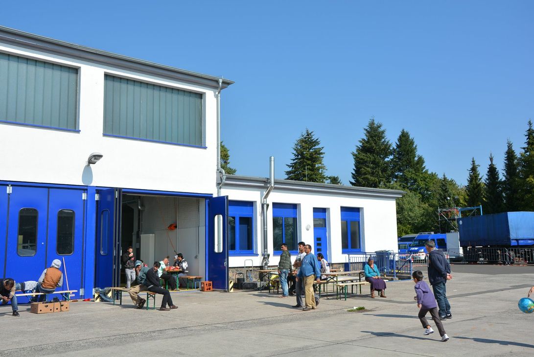 Die Flüchtlinge sind in der Fahrzeughalle des THW untergebracht worden