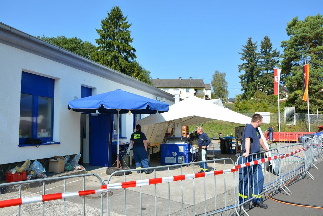 Kräfte des THW versorgen die Menschen rund um die Uhr mit Essen und Getränken