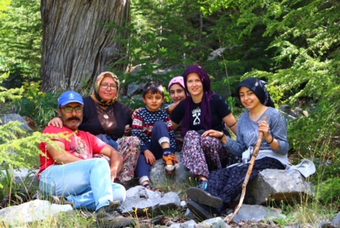 Der Kontakt zu den Menschen ist der Moselanerin (2. v. r.) wichtig. Und so hat sie das Rad gegen Wanderschuhe eingetauscht. Fotos: privat