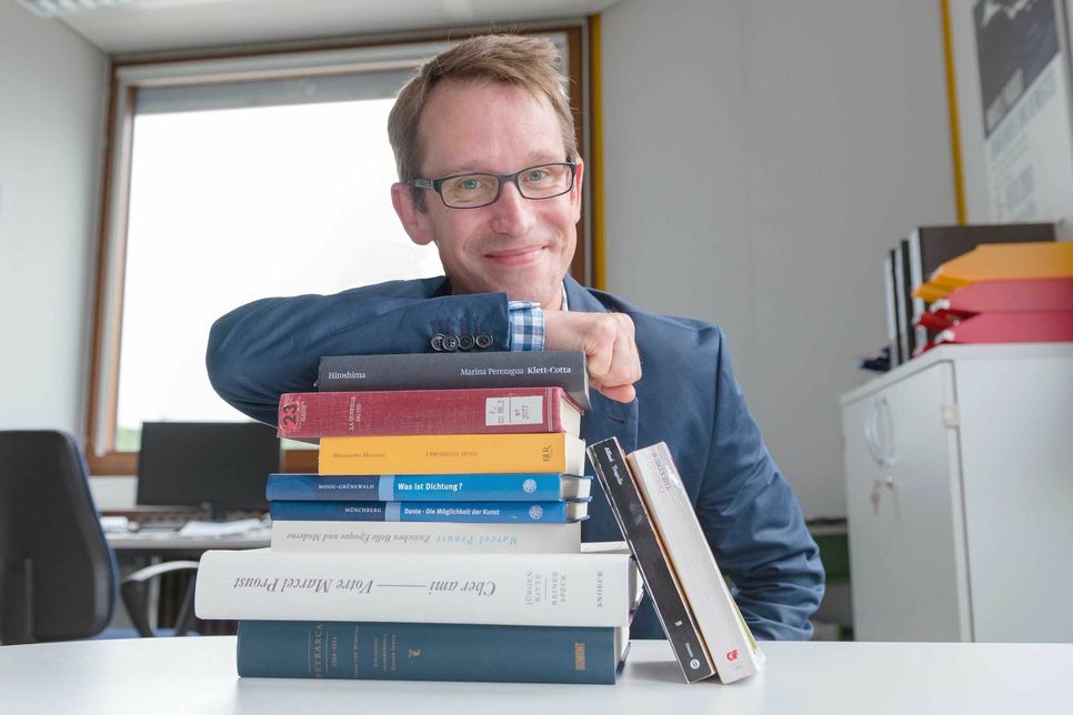 Trierer Romanist Dr. Niklas Bender erklärt an Textbeispielen, warum es sich lohnt, Literatur zu lesen. Foto: FF