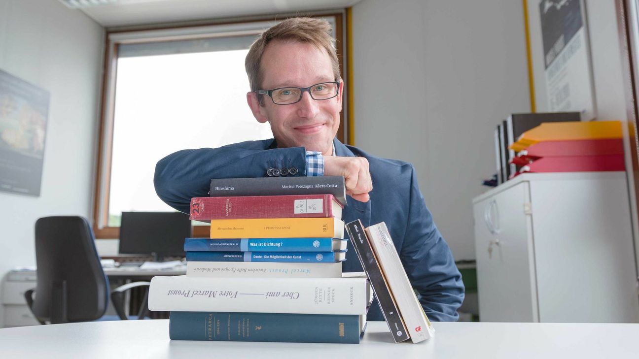 Trierer Romanist Dr. Niklas Bender erklärt an Textbeispielen, warum es sich lohnt, Literatur zu lesen. Foto: FF