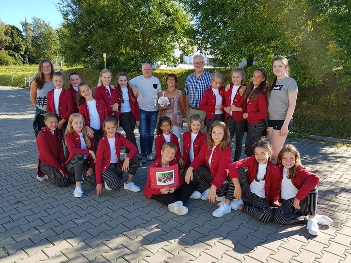 Imgenbroich. »Made to move«, die Formation des Tanzclub Dash, ist anlässlich der diesjährigen Feierlichkeiten des Partnerschaftsjubiläums Monschau - Bourg St. Andéol in der Vereinshalle Kalterherberg aufgetreten. Einem französischen Paar aus Bourg St. Andéol, war von den talentierten 10- bis 12-Jährigen so beeindruckt, dass es der Tanzgruppe spontan eine Geldspende in Höhe von 250 Euro zukommen ließ. Doch der Hintergrund dieser Geschichte ist ein besonderer: Jean Tailland, der Vater des Spenders, war eine bekannte Persönlichkeit und ein großer Freund der Partnerschaft. Kurz bevor er starb hat er seinen Sohn gebeten, an den Feierlichkeiten in Monschau teilzunehmen und sofern ihm etwas gut gefällt, solle er in seinem Namen diese Summe spenden.