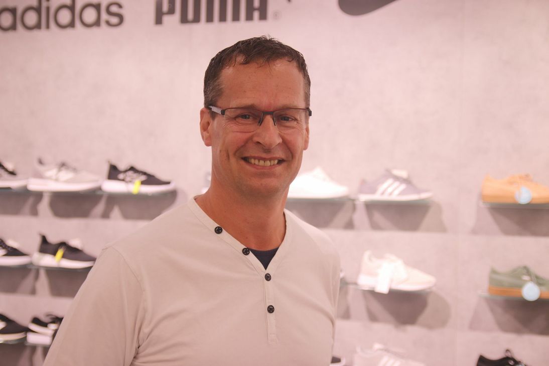 Christian Lange, Ausschussvorsitzender des Einzelhandelsverbandes Bonn - Rhein-Sieg - Euskirchen und Inhaber der Schuhgeschäfte »Bollig« und »Lange«: »Der Handel ist im Wandel - ver.di aber nicht. In Zeiten des Online-Handels sollte der örtliche Einzelhandel den Menschen die Möglichkeit geben, einzukaufen, wann sie wollen. Verkaufsoffene Sonntage werden von Familien gerne genutzt. Vor allem am 2. September wären mit Sicherheit viele Kunden gekommen, weil sie nach der Hitzewelle wieder Lust haben zu kaufen. Übrigens: Wenn sich der Umsatz verlagern würde, würden wir uns nicht mehr verkaufsoffene Sonntage wünschen, schließlich wird den Mitarbeitern ein Zuschuss gezahlt«.