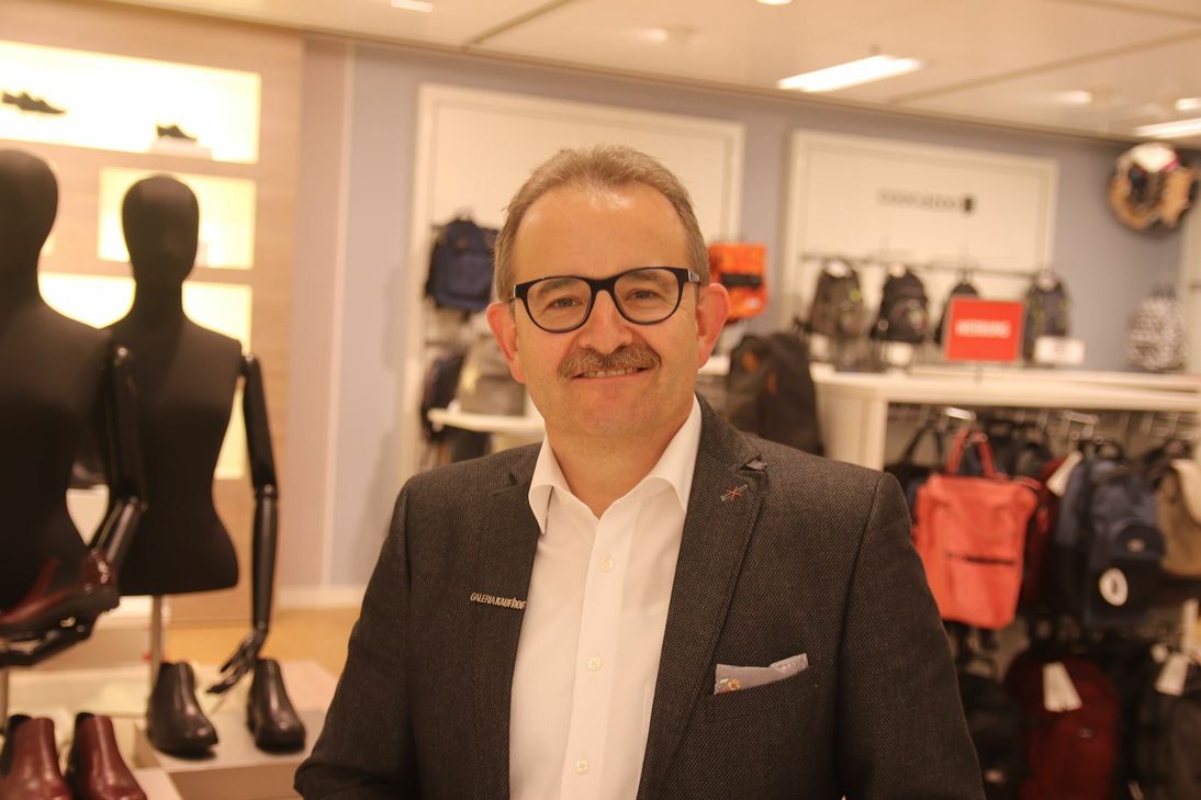 Hans-Peter Neußer, Filialgeschäftsleiter der Galeria Kaufhof in Euskirchen, hätte gerne am Sonntag, 2. September, geöffnet: »Unsere Kunden haben sich darauf gefreut, endlich wieder einen Tag mit der Familie einkaufen zu können. Verkaufsoffene Sonntage werden sehr gut angenommen. Deshalb kann ich das Gerichtsurteil nicht nachvollziehen. Jeder Sonntag, den wir zusätzlich öffnen, zieht Menschen nach Euskirchen - vor allem auch Gäste aus anderen Städten. Dadurch machen wir deutlich mehr Umsatz. Da wir nach wie vor mit dem Online-Handel kämpfen, der immer wieder Vorteile hat, hilft der Entschluss dem innerstädtischen Einzelhandel nicht. Die Diskussion gehört deshalb nicht in die heutige Zeit«.