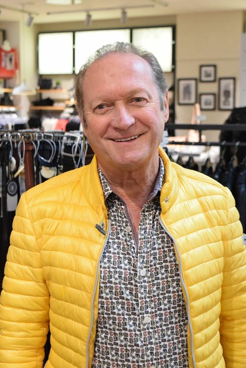 Dieter Eller, Inhaber von »E1«, »Sandys« und »S.Oliver« in der Innenstadt äußert sich zur Entscheidung des Verwaltungsgerichts Aachen, den verkaufsoffenen Sonntag am 2. September zu streichen, wie folgt: »Die Arbeitsplätze im Einzelhandel sind ohnehin schon in Gefahr. Die Frequenz in den Innenstädten lässt immer mehr nach und wenn uns die verkaufsoffenen Sonntage, an denen wir überlebenswichtigen Umsatz machen können, noch gestrichen werden, trägt das nicht zum Erhalt des Einzelhandels bei. Das Problem, Mitarbeiter für verkaufsoffene Sonntage zu bekommen, kenne ich nicht. Manche von ihnen sind schon Jahrzehnte angestellt und habe Freude daran, wenn viel zu tun ist«.
