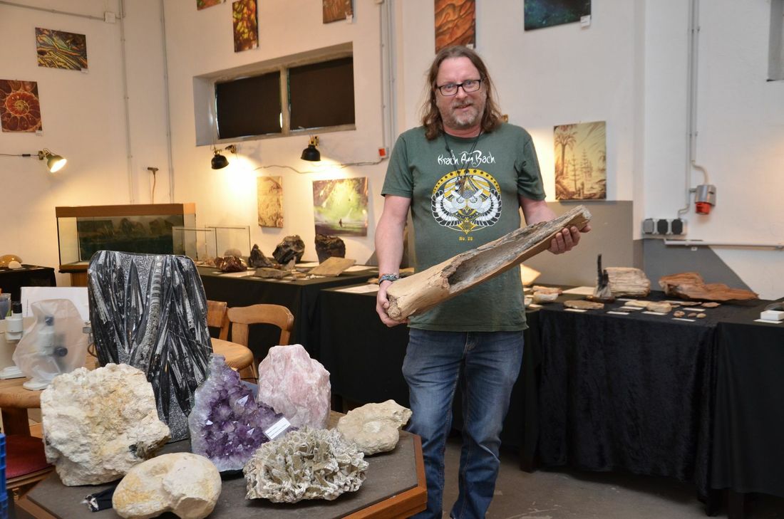 Michael Stolz mit dem Oberschenkelknochen eines Mammut in seinem geologischen Museum an der Nideggener Straße in Schmidt. Foto: T. Förster