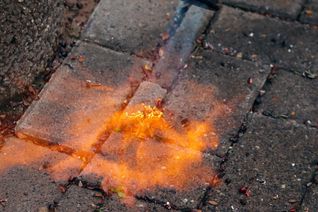 Bequem aber gefährlich: Das Abflämmen von Unkraut mit einem Gasbrenner.