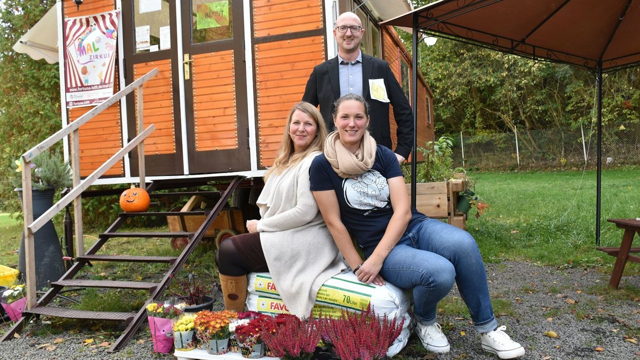 Klaudia Skodnik (v.li.), Bürgermeister Ingo Pfennings und Rebecca Müller berichteten über die Arbeit des Mal*Zirkus, die weiter ausgebaut werden soll.