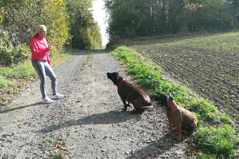"Bea" mit ihren Hunden Maxy und Mira. Fotos: privat