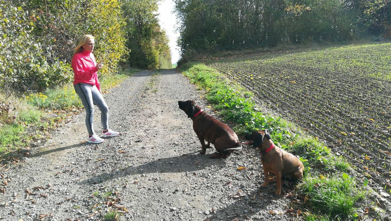 "Bea" mit ihren Hunden Maxy und Mira. Fotos: privat