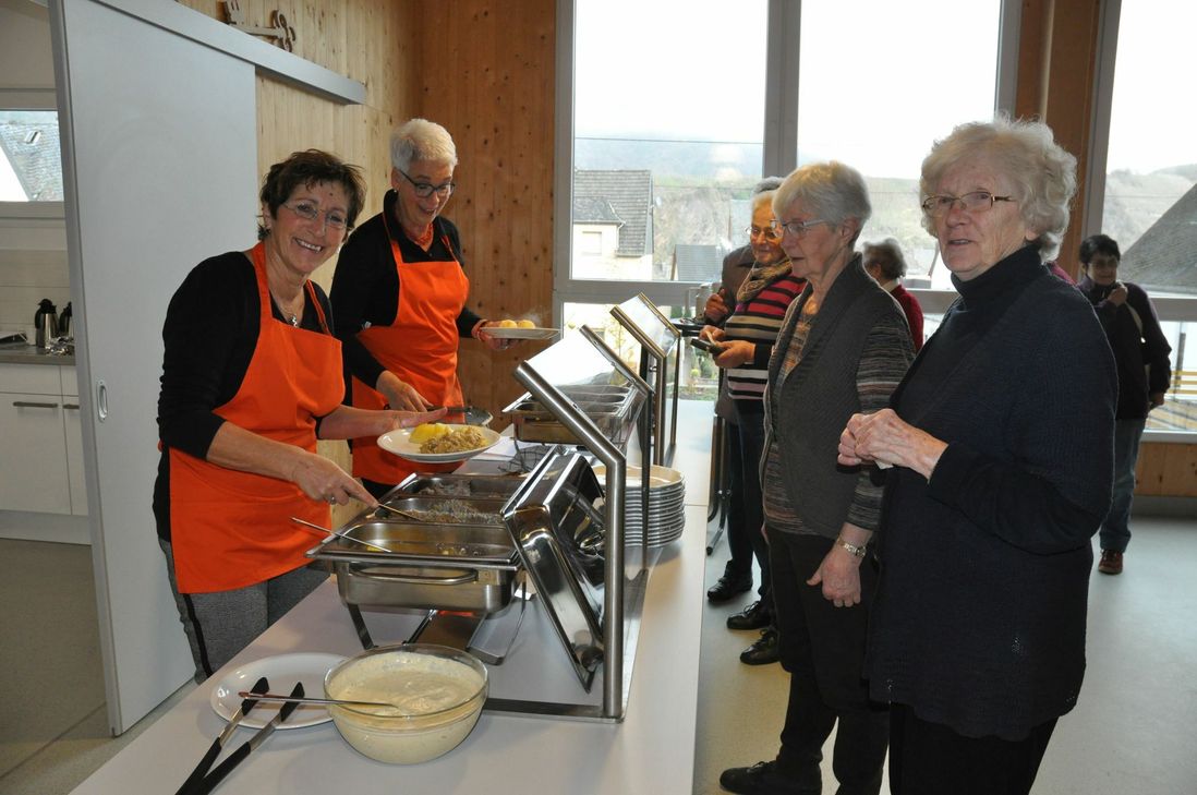 Rosi Berg (links) und Gerti Pellenz (2. v. l.) sorgen einmal im Monat ehrenamtlich für ein Mittagessen im Calmont-Forum in Bremm.