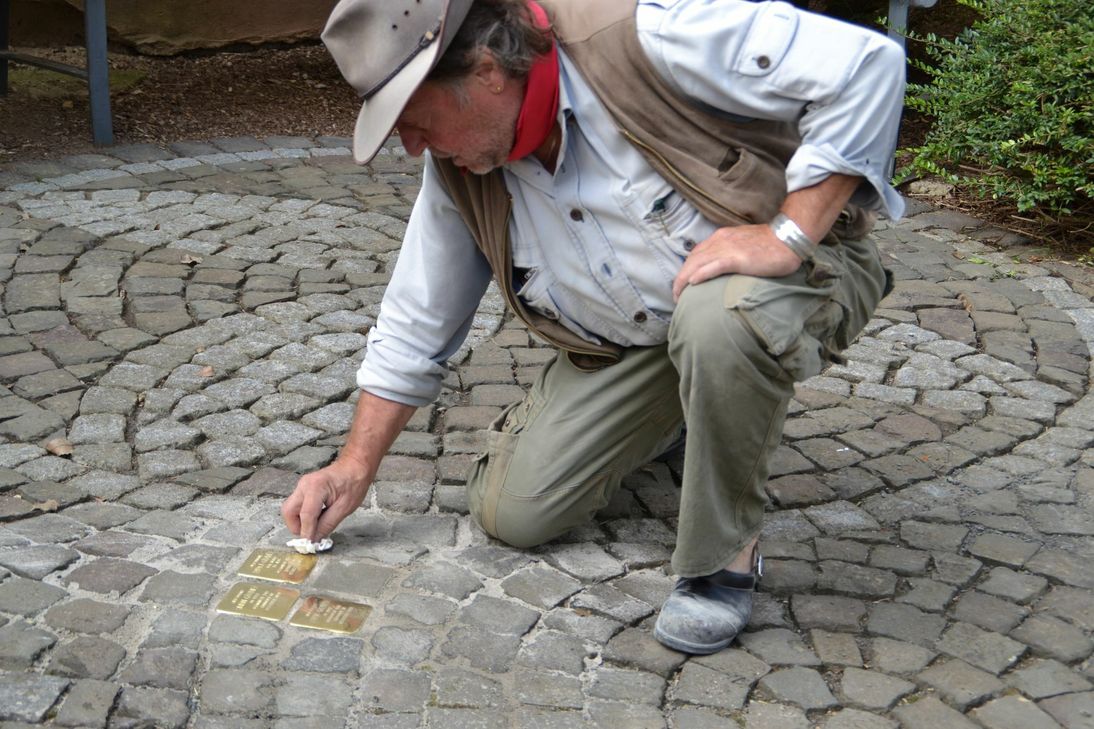 Der Künstler Gunter Demnig hat bereits in mehreren Gemeinden, wie Düngenheim, Pommern und Brohl, Stolpersteine verlegt. Er ist gleichzeitig der Initiator des Projekts.Foto:  Thielen/Archiv