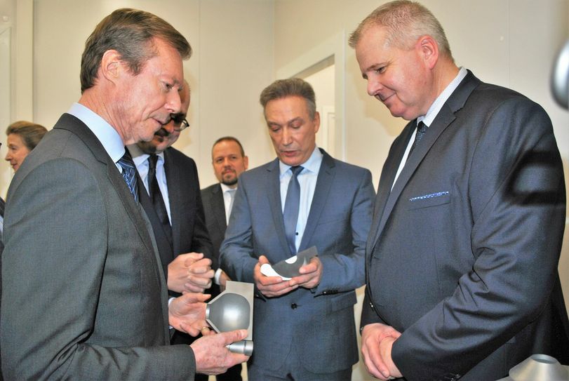 Von den großherzoglichen Gläsern gibt es zu wenige, um Bankette abhalten zu können. Luxemburgs Großherzog Henri schaut sich die Formen für die neuen Gläser, die im 3D-Verfahren erstellt werden, an. Für die Finanzierung sucht er Glas-Paten. Fotos: I. Zwank/ Cour GD