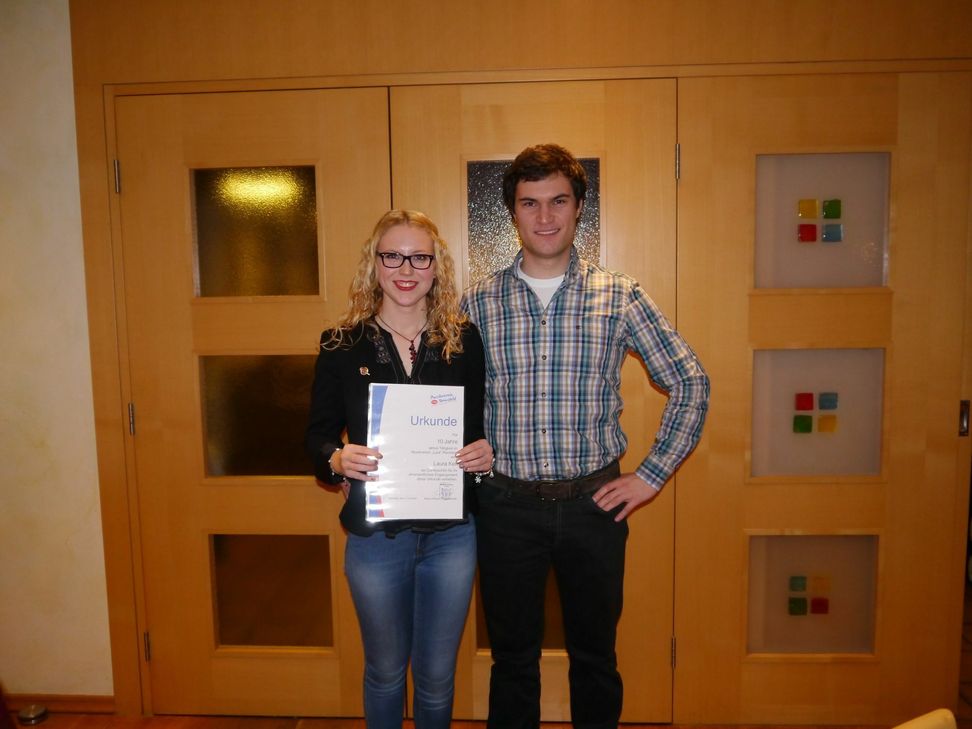 An diesem Abend wurde die Trompeterin Laura Keil für ihre zehnjährige Mitgliedschaft im Verein geehrt und erhielt dafür vom ersten Vorsitzenden, Marius Keuper, die goldene Jugendnadel. Foto: FF