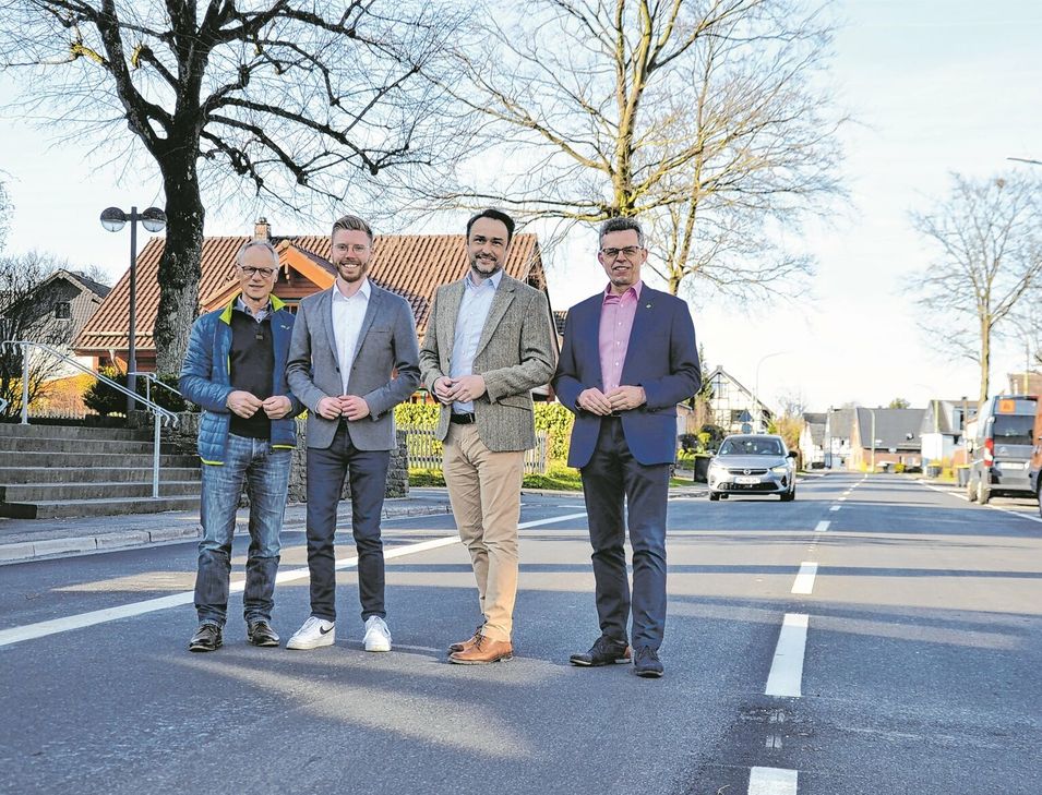 Machten sich ein Bild von der sanierten L160 (Dürener Straße) in Rollesbroich (v.l.): Karl-Heinz Hermanns (Mitglied des Städteregionstages), Landtagskandidat Daniel Scheen-Pauls, Hendrik Schmitz MdL und Ortsvorsteher Armin Voßen.