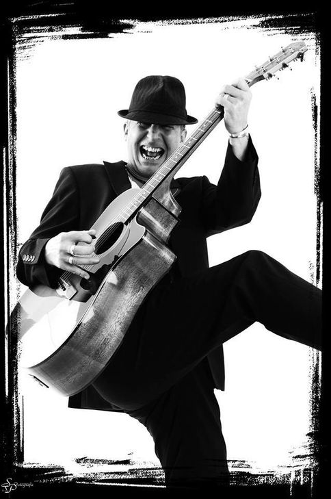 Mørt gibt vor der Puszta-Hütte gibt ein Open-Air-Konzert, das wieder von Mechernich Aktiv organisiert wird. Foto: Mørt