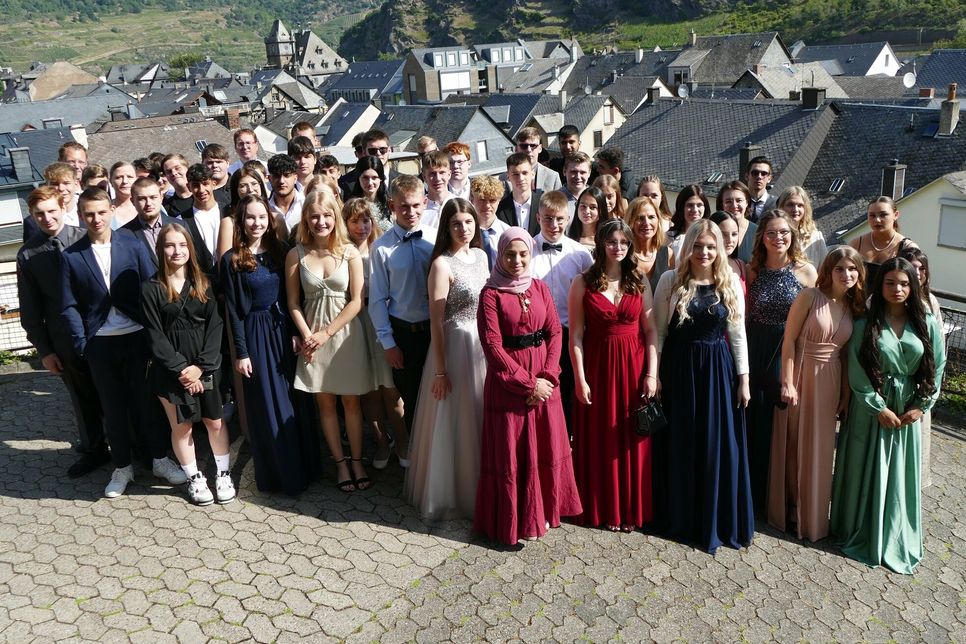 57 Schülerinnen und Schüler der Heuss-Adenauer Mittelrhein Realschule plus feierten gemeinsam mit Eltern und Lehrern ihre Schulentlassfeier.
