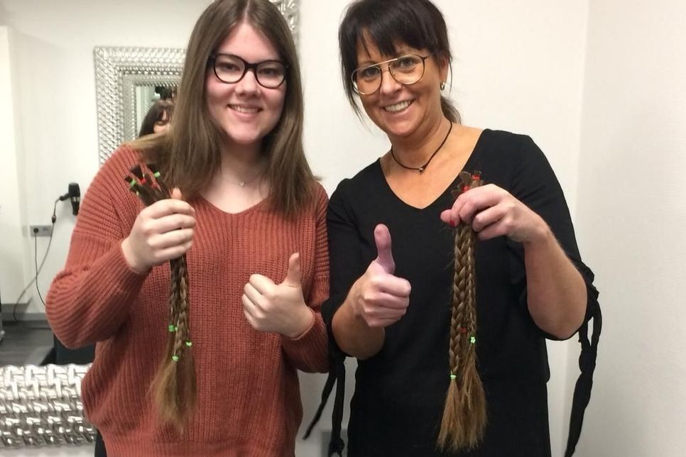 Laura Simons (links) hat sich ihre Haare in der "Hairlounge by ela" von Michaela Leber abschneiden lassen und anschließend "gespendet".