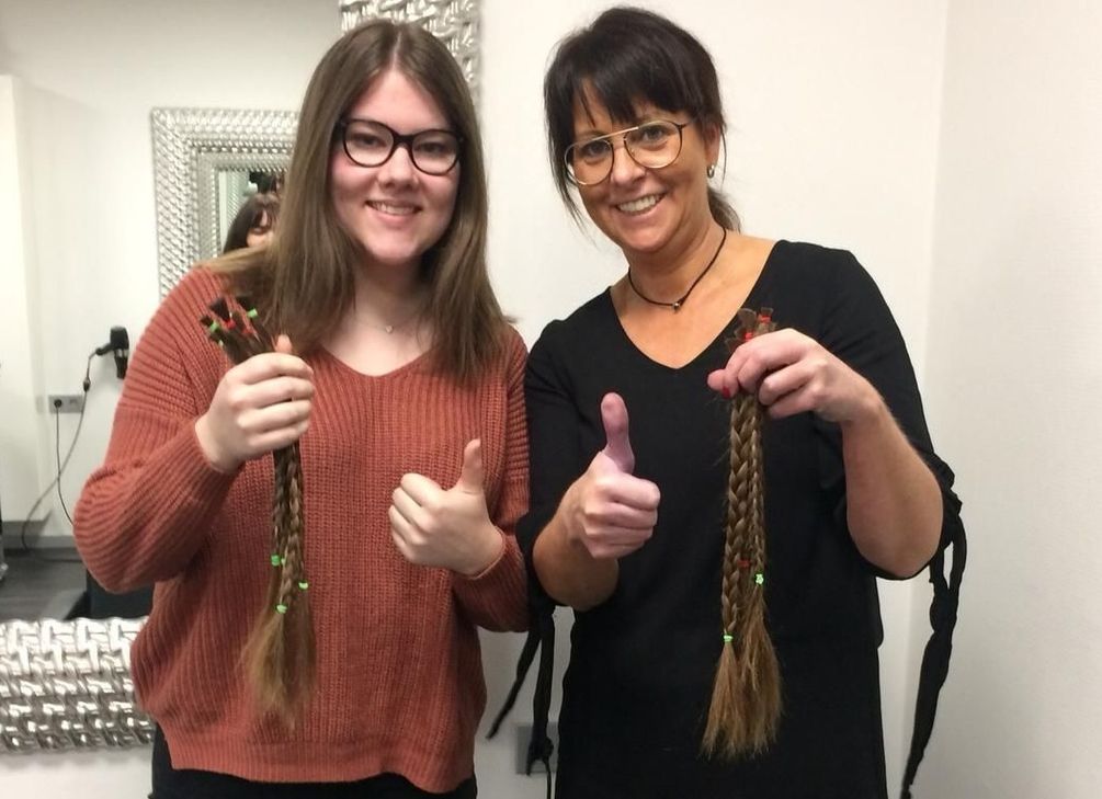 Laura Simons (links) hat sich ihre Haare in der "Hairlounge by ela" von Michaela Leber abschneiden lassen und anschließend "gespendet".