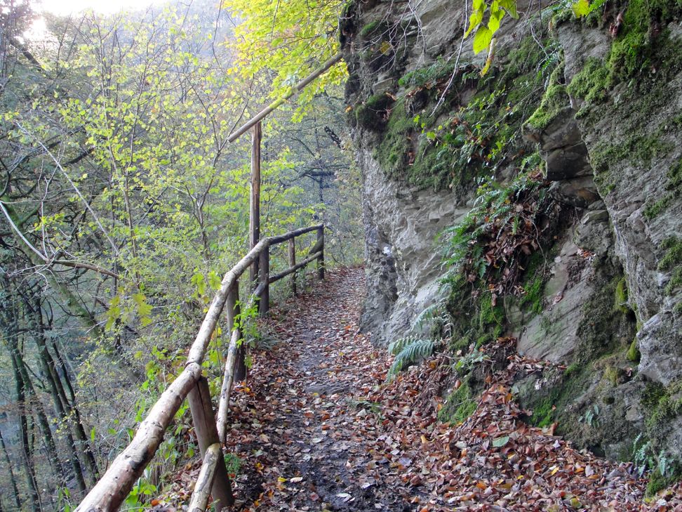 Pfade schmiegen sich eng an die Felsen. Foto: NaturAktivErleben