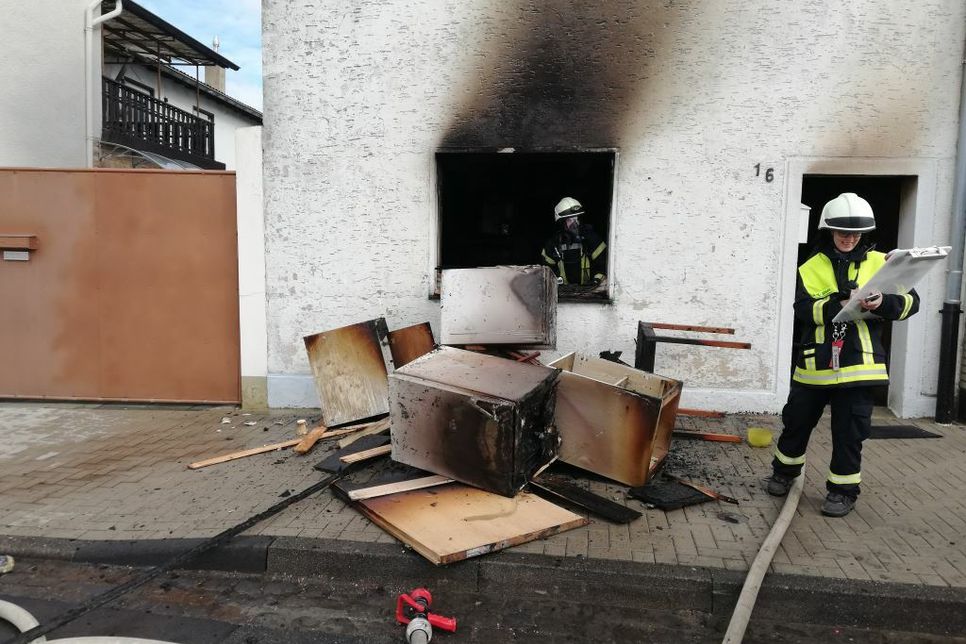 Die Feuerwehr räumte die Küche komplett aus. Foto: Presseteam Feuerwehr Grafschaft