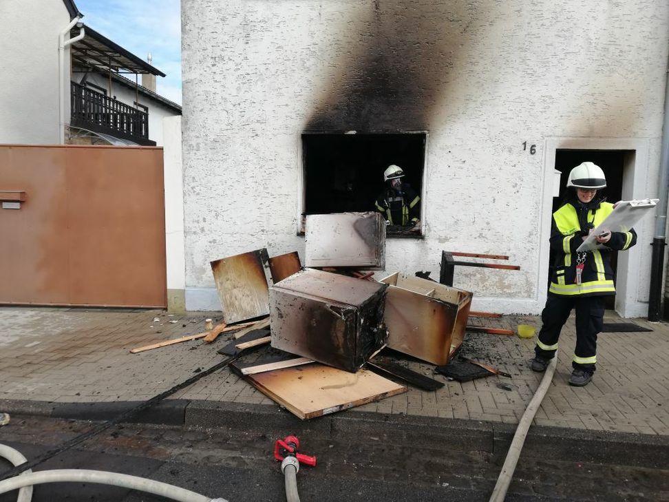 Die Feuerwehr räumte die Küche komplett aus. Foto: Presseteam Feuerwehr Grafschaft