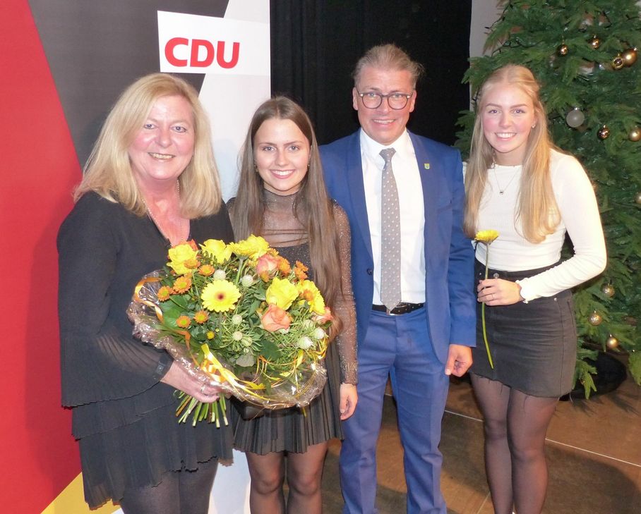 Gestärkt vom breiten Votum der Parteifreunde und unterstützt von Ehefrau und Töchtern zieht Bernd Goffart in den Kampf um das Bürgermeisteramt in Simmerath. Foto: Hoffmann