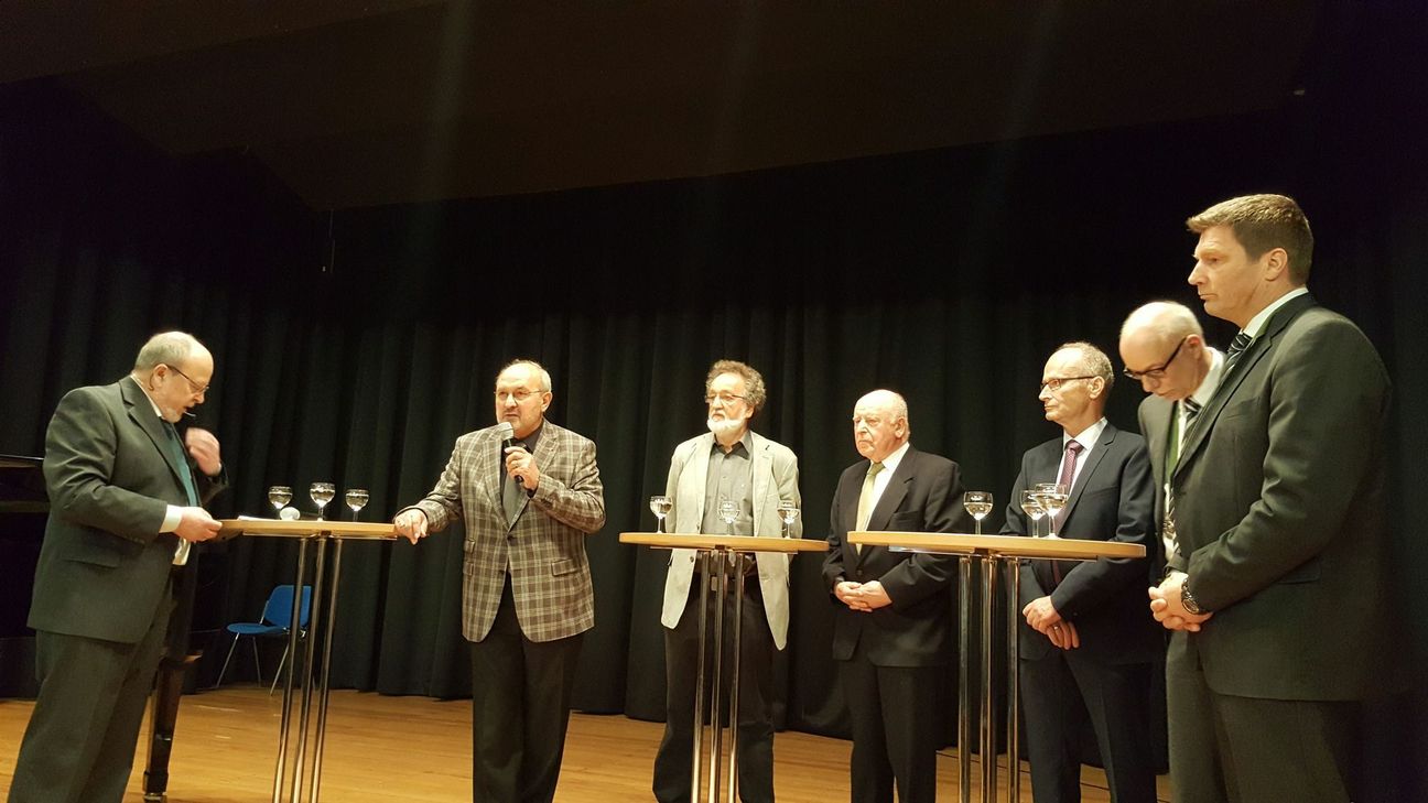 Manfred Lang (v.li.) moderierte die Podiumsdiskussion mit Gerhard Lenz, Reiner Bauer, Dr. Karl-Heinz Decker, Bürgermeister Dr. Hans-Peter Schick, Wilfried Hamacher und Andreas Sack.