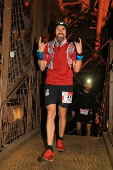 Ein unvergesslicher Lauf für Holger Lapp rund um und durch Paris mit Ziel auf der ersten Plattform des Eiffelturms. Foto: Maindru Photo