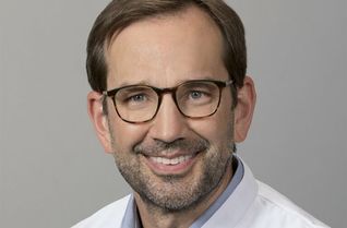 Dr. Arnd Christoph, Sektionsleiter Elektrophysiologie am Eschweiler St. Antonius-Hospital, referiert zum Thema »Vorhofflimmern«. Foto: beim St. Antonius-Hospital Eschweiler