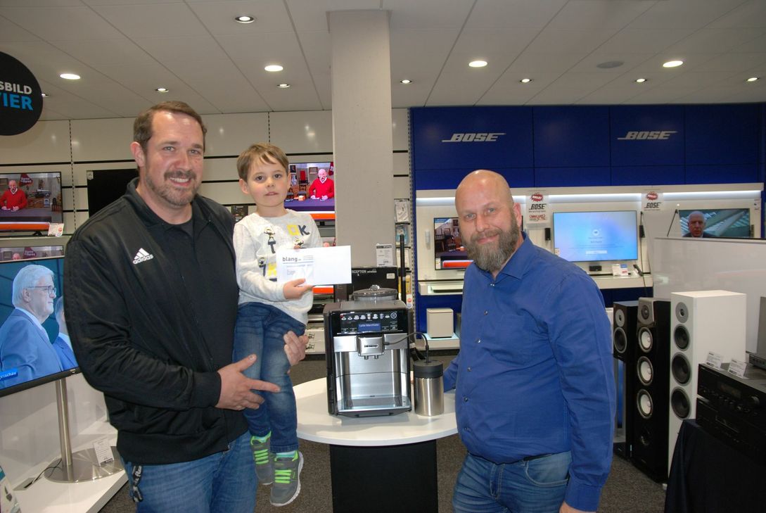 Marco Schawel mit Sohn Leo (links) und Frank Rösgen, Fachverkäufer Raumplanung bei Blang. Foto: Kreller