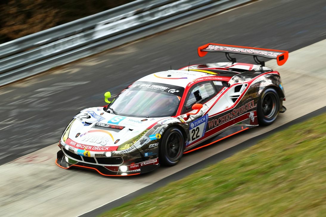 Der Wochenspiegel-Ferrari startet bei der Qualifikation zum 24h-Rennen. Foto: H.Elis/RACEPIX.eu